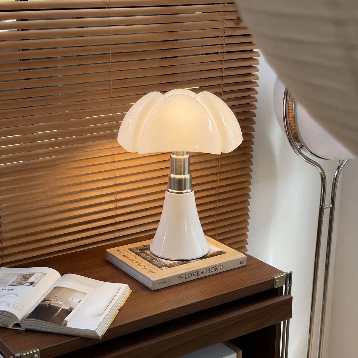 Modern Flower Table Lamp – Decorative Ambient Lighting
