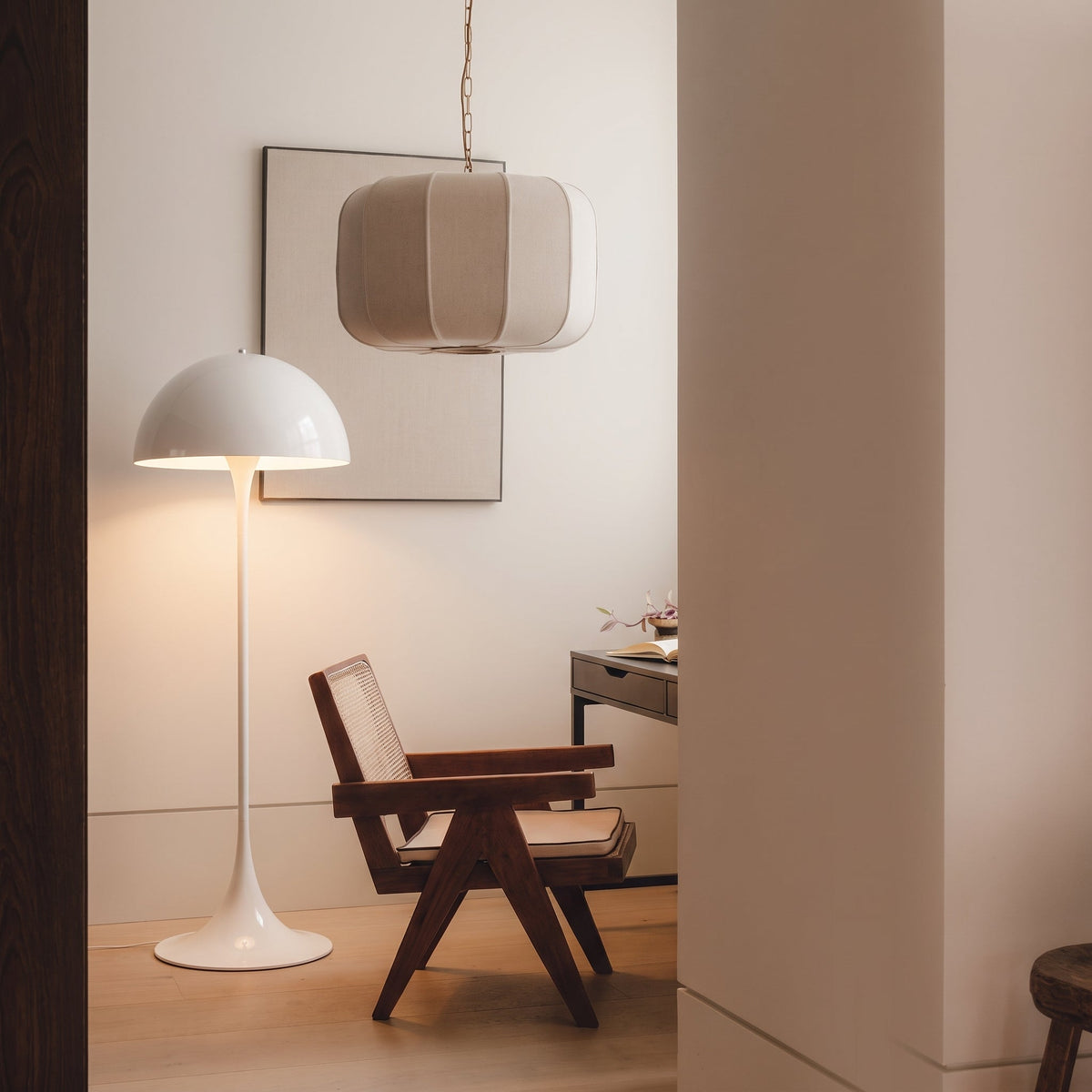 Modern Mushroom Floor Lamp – Minimalist Dome-Shaped LED Lighting