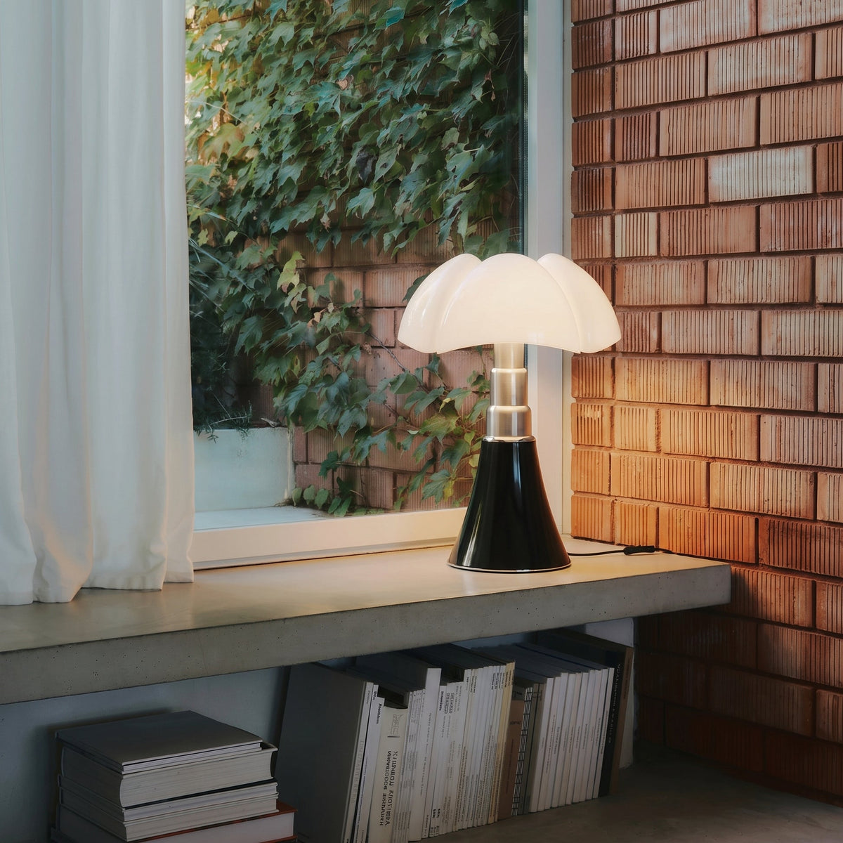 Modern Flower Table Lamp – Decorative Ambient Lighting