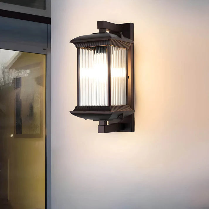 Pavo's Outdoor Wall Light – Classic Lantern Style Exterior Lighting